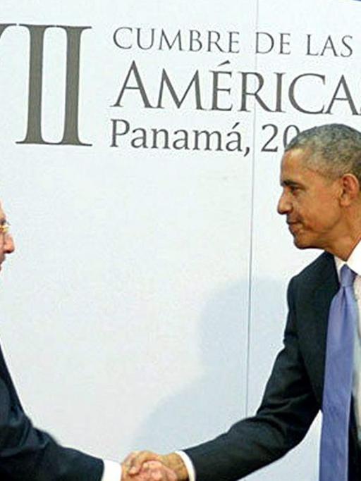 Händeschütteln beim Treffen von US-Präsident Barack Obama und Kubas Präsident Raul Castro am 11. April 2015 beim Amerika-Gipfel in Panama-Stadt