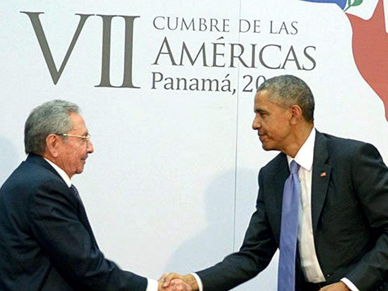 Händeschütteln beim Treffen von US-Präsident Barack Obama und Kubas Präsident Raul Castro am 11. April 2015 beim Amerika-Gipfel in Panama-Stadt