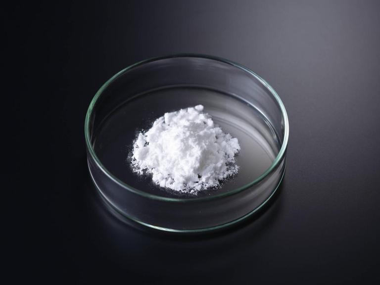 Kokainpulver in Schale auf schwarzem Grund