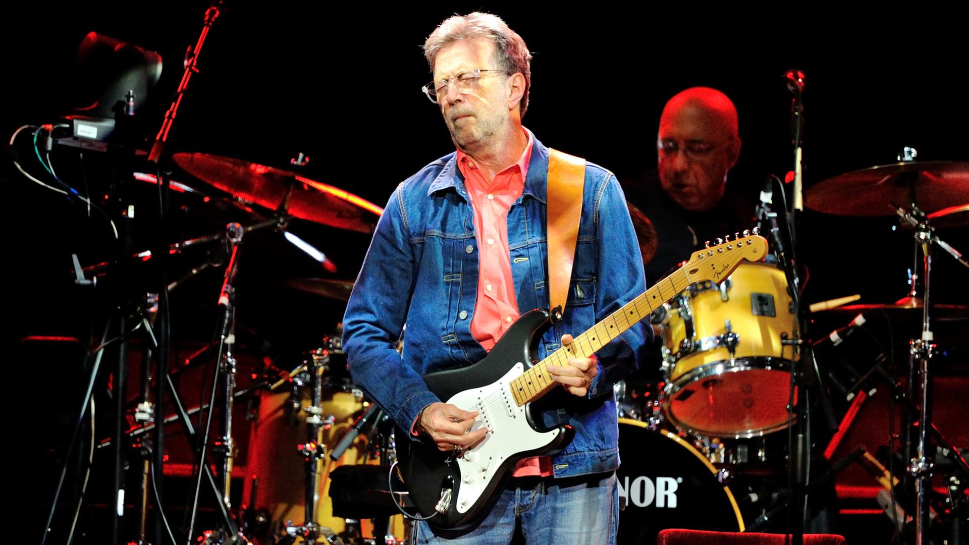 Der Musiker Eric Clapton mit seiner Gitarre auf der Bühne bei einem Auftritt am 24.06.2014 in Mannheim