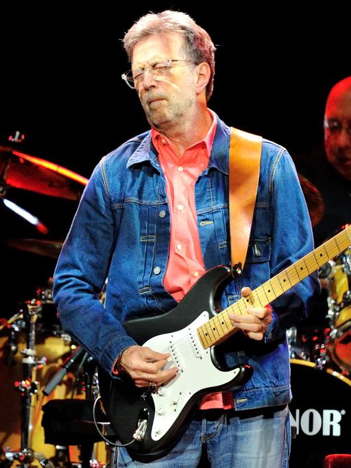 Der Musiker Eric Clapton mit seiner Gitarre auf der Bühne bei einem Auftritt am 24.06.2014 in Mannheim