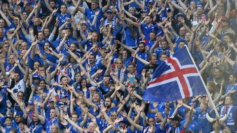Islands Fans feiern WM-Qualifikation ihrer Nationalmannschaft.