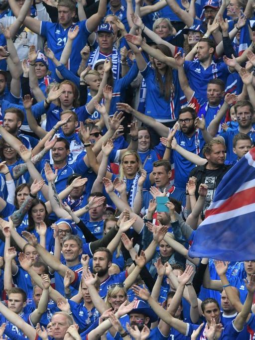 Islands Fans feiern WM-Qualifikation ihrer Nationalmannschaft.