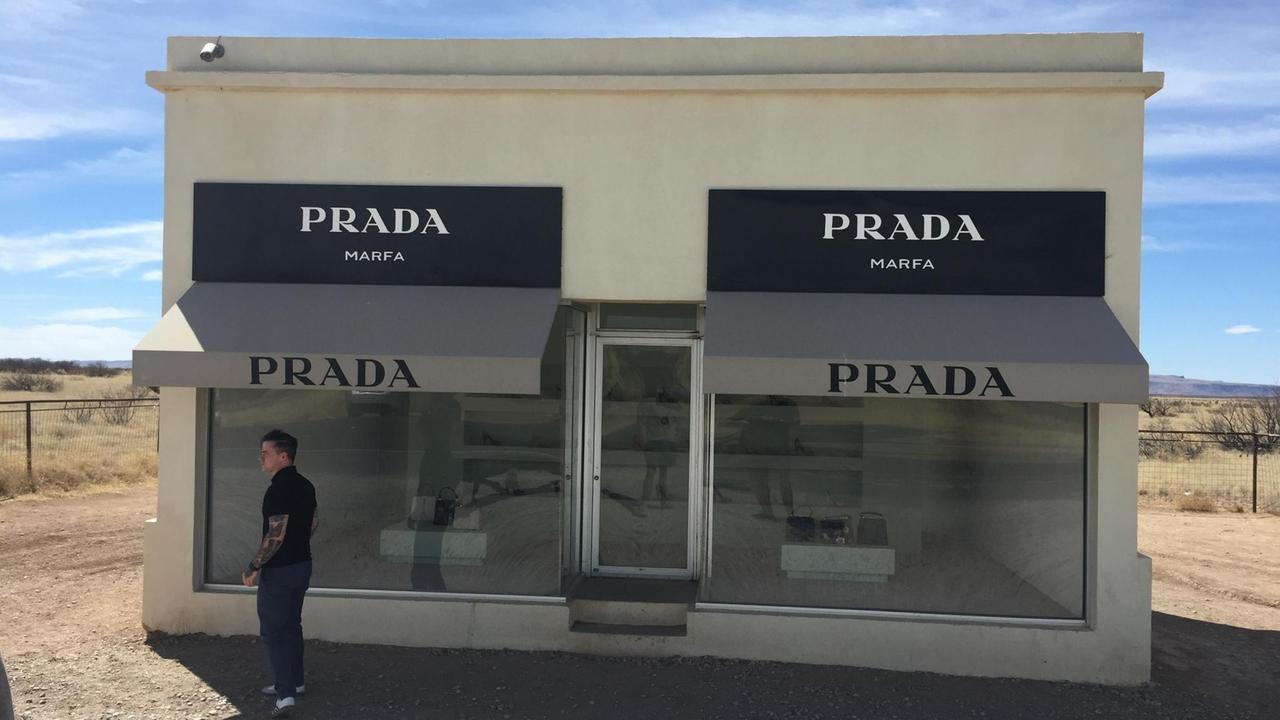 Nix zu kaufen: Der Prada-Store in der Wüste gilt gleichsam als konsumkritisches Objekt, der die Absurdität der überspitzten Marken-Kultur aufgreift.