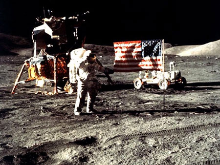 Der Mondboden enthält geringe Spuren von Wasser, das durch den auftreffenden Sonnenwind "angeliefert" wird Der Mondboden enthält geringe Spuren von Wasser, das durch den auftreffenden Sonnenwind "angeliefert" wird