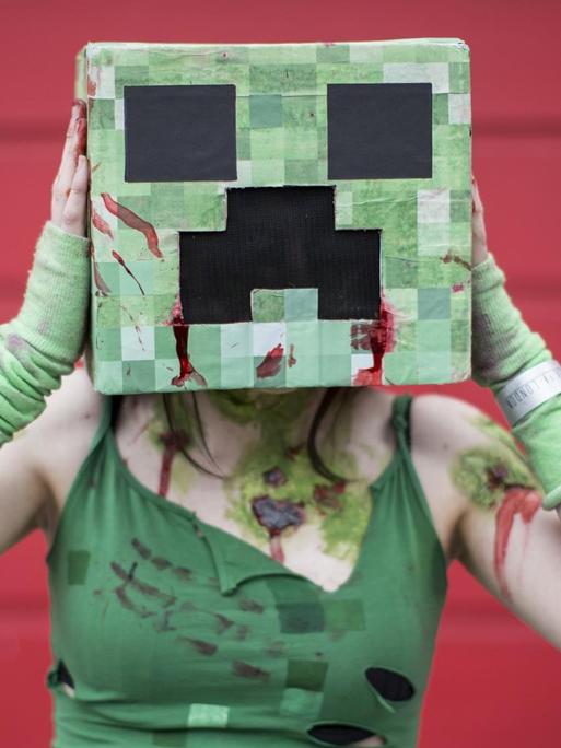 Cosplayfan im "Minecraft"-Kostüm während Sci-Fi Parade in Stratford (2013)
