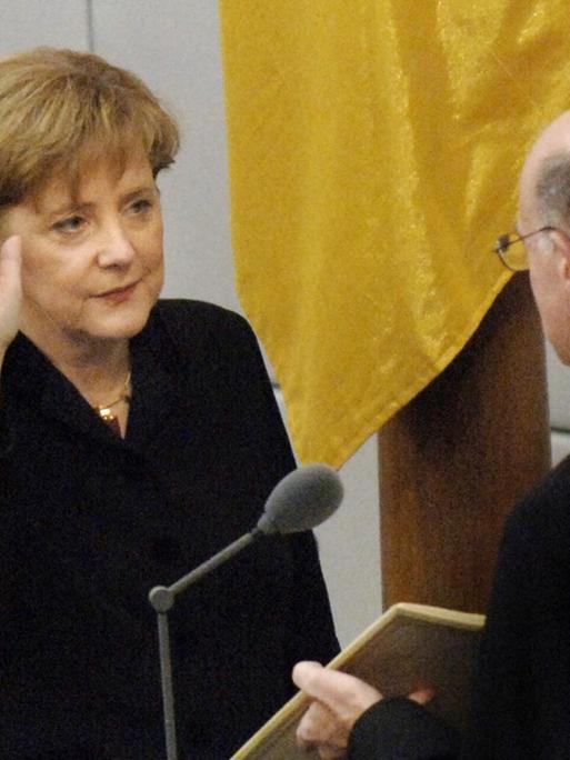 Bundeskanzlerin Angela Merkel (CDU) wird am 22.11.2005 im Deutschen Bundestag in Berlin durch Bundestagspräsident Norbert Lammert vereidigt
