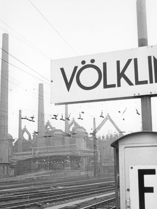 Gleisanlagen des Bahnhofes im saarländischen Völklingen, im Hintergrund das alte Stahlwerk der Arbed Saarstahl GmbH am 04.12.1982.