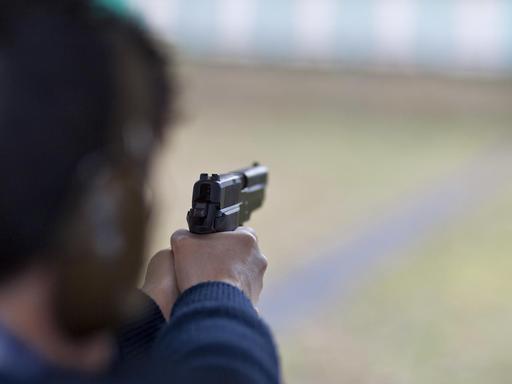 SYMBOLBILD - Ein Sportschütze schießt auf einer Schießanlage mit einer Pistole.