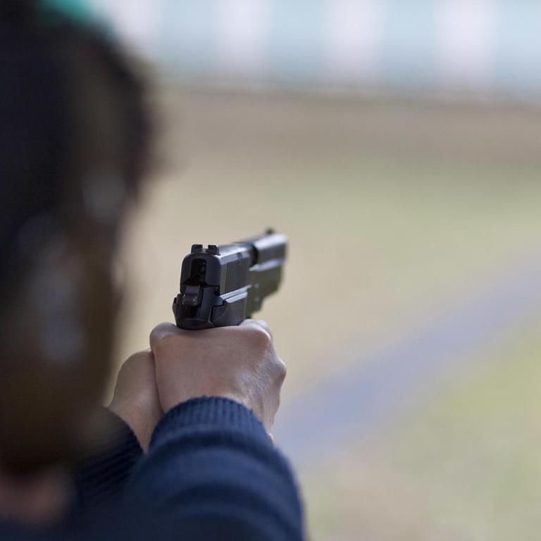 SYMBOLBILD - Ein Sportschütze schießt auf einer Schießanlage mit einer Pistole.