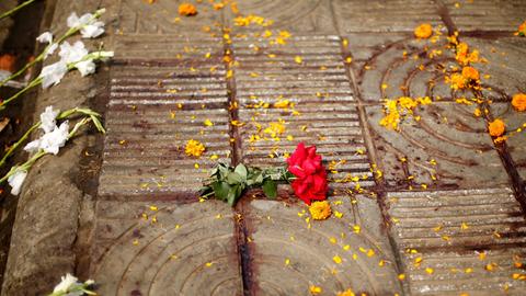 Blumen liegen als Zeichen der Trauer auf einer Straße in der Nähe des Hauses des ermordeten Bloggers Avijit Roy in Dhaka.