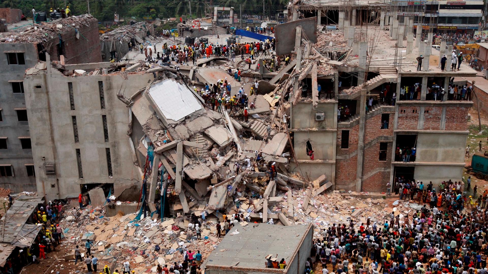 epa03676231 Rescue workers take part in the rescue of the eight-storey building Rana Plaza which collapsed at Savar, outside Dhaka, Bangladesh, 25 April 2013. Rescuers recovered at least 187 bodies from the rubble of the collapsed building that housed mos epa03676231 Rescue workers take part in the rescue of the eight-storey building Rana Plaza which collapsed at Savar, outside Dhaka, Bangladesh, 25 April 2013. Rescuers recovered at least 187 bodies from the rubble of the collapsed building that housed mos