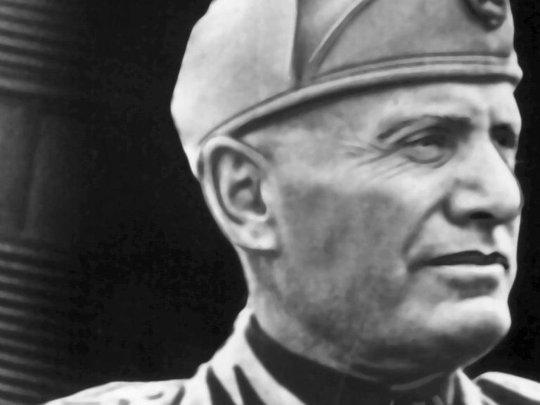Porträtaufnahme von Benito Mussolini in Uniform