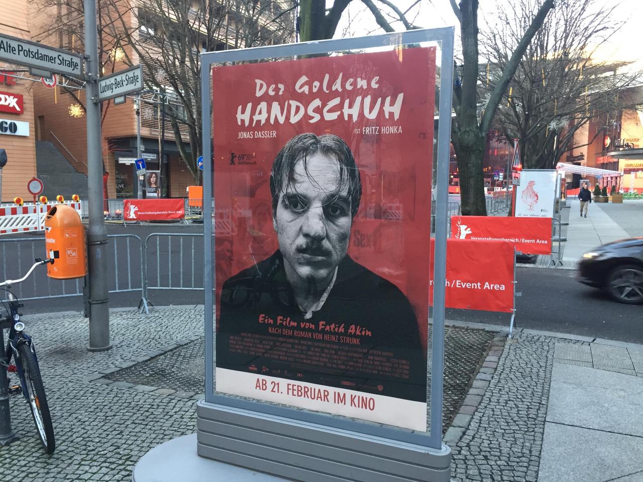 Das Filmplakat "Der Goldene Handschuh" auf der Straße vor dem Berliner Filmpalast zeigt den Schauspieler Jonas Dassler als Fritz Honka.