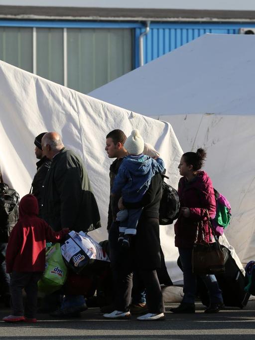 Flüchtlinge an einem Registrierungszelt nach der Ankunft