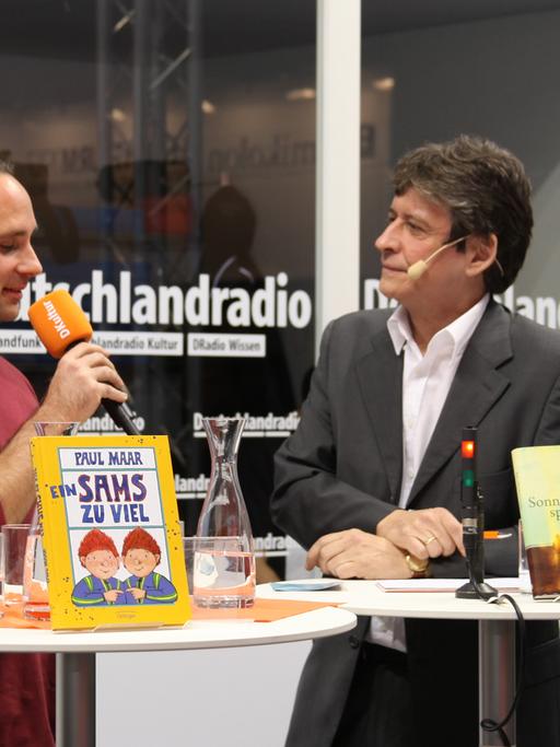 Jan Costin Wagner (l.) und Moderator Joachim Scholl am Deutschlandradio-Stand der Frankfurter Buchmesse 2015.