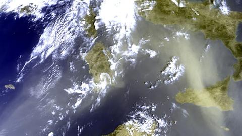 Am 29. August 2003 nahm der europäische Umweltsatellit Envisat einen Staubsturm auf, der von der Sahara nach Italien fegte.