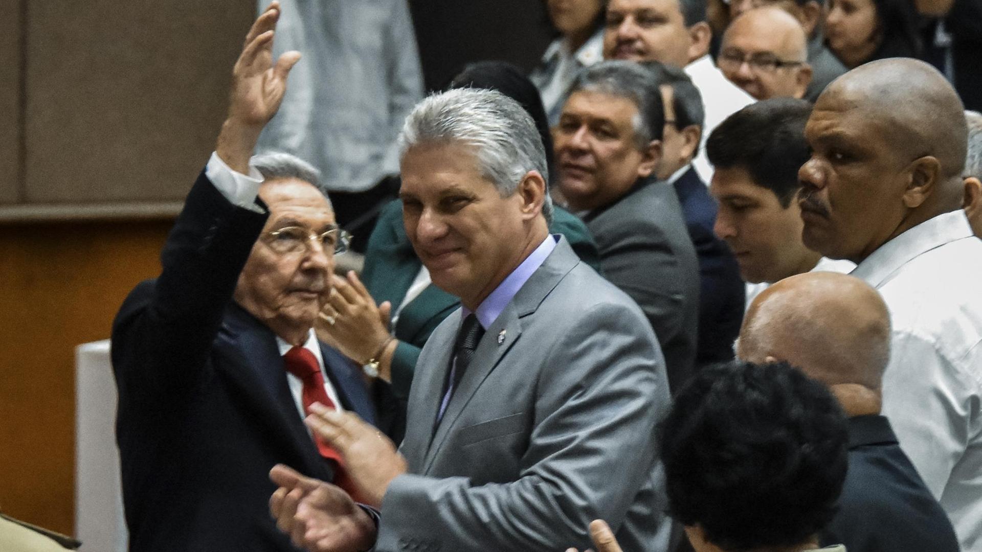 Der kubanische Präsident winkt neben Miguel Diaz-Canel, dem ersten Vize-Präsidenten