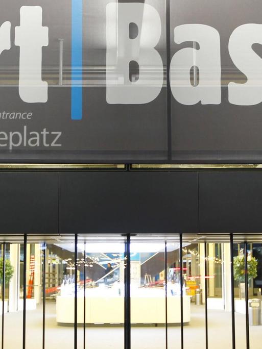 Eingangsportal der Art Basel Kunstmesse beim Preview am 16.Juni 2014