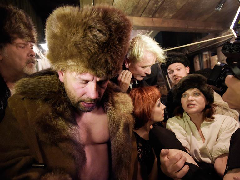 Die Schauspieler (v.l.) Andreas Leupold, Wolfgang Michalek, Horst Kotterba, Manja Kuhl, Matti Krause und Astrid Meyerfeldt vom Schauspiel Stuttgart bei einer Probe von "Tschewengur" am Schauspielhaus in Stuttgart in einer Inszenierung von Frank Castorf, aufgenommen am 19.10.2015.
