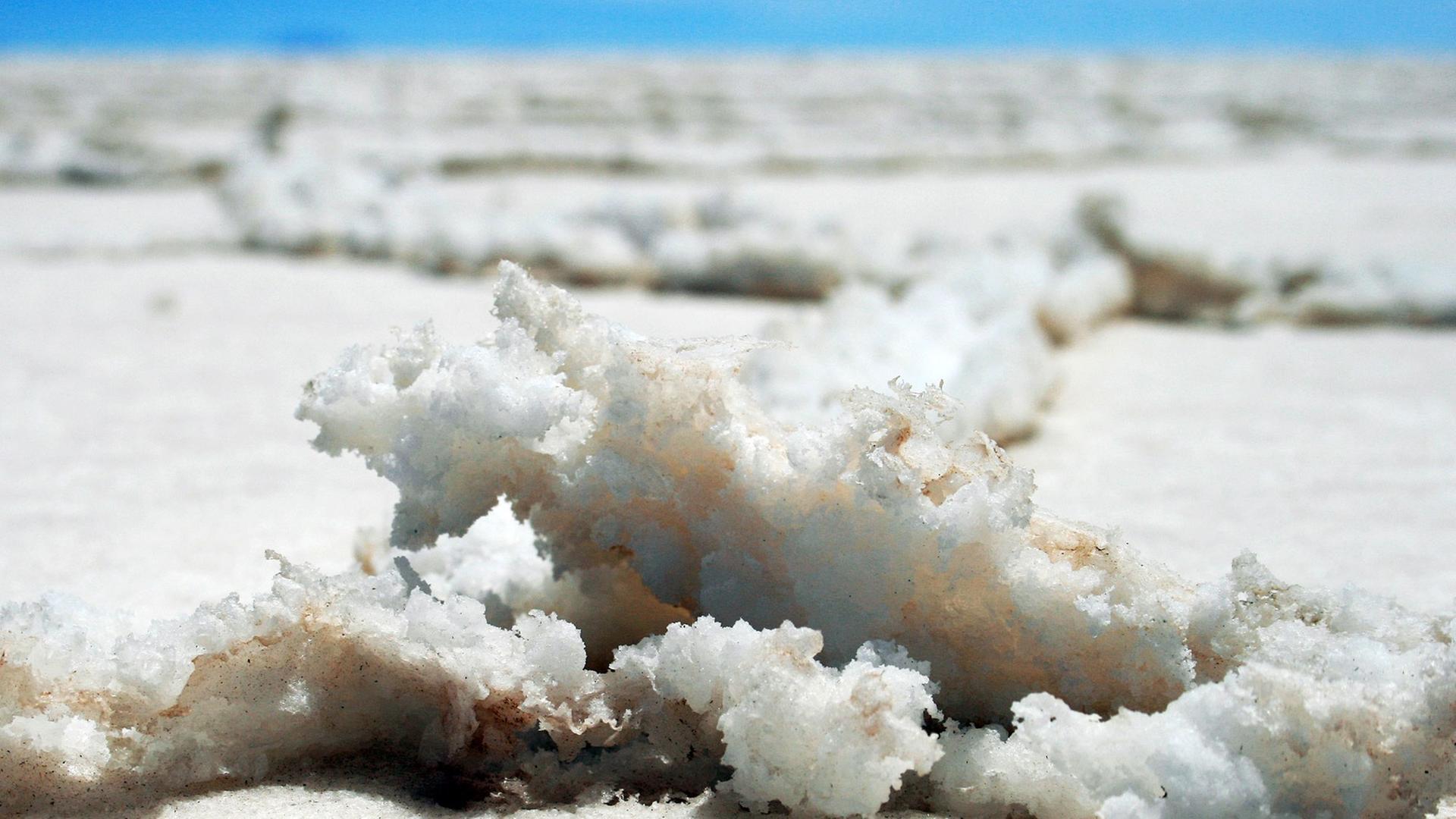 Salzkruste des "Salar de Uyuni" in Bolivien