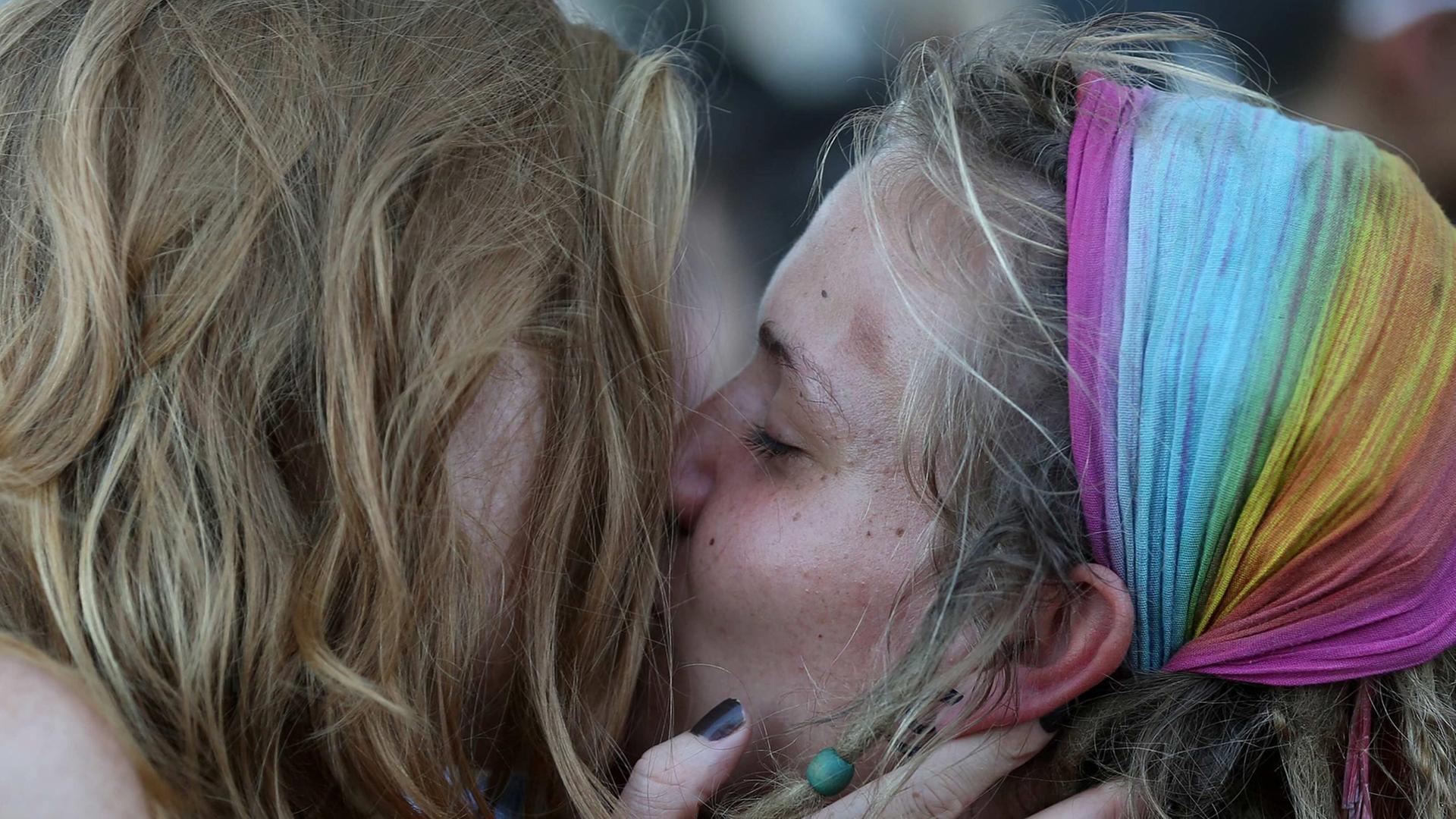Zwei Frauen küssen sich bei einer Gay Pride Parade in Rio de Janeiro: In der schottischen Provinz kann das heikel werden.