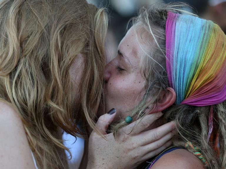 Zwei Frauen küssen sich bei einer Gay Pride Parade in Rio de Janeiro: In der schottischen Provinz kann das heikel werden.