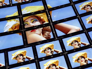 Flachbildschirme hängen in Berlin am Tag vor der offiziellen Eröffnung der Messe "IFA 2008" an einem Stand eines Herstellers für Fernsehgeräte.