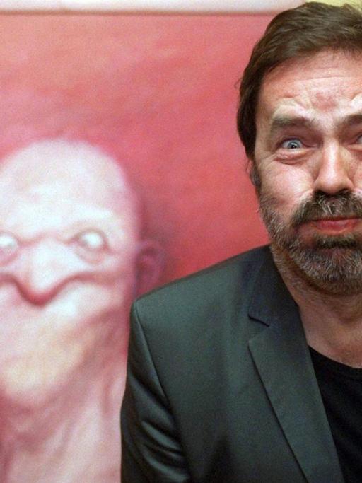 Der Karikaturist Manfred Deix posiert am 24.5.2000 während der Präsentation seiner Ausstellung im Wiener Kunsthaus für die Fotografen. |