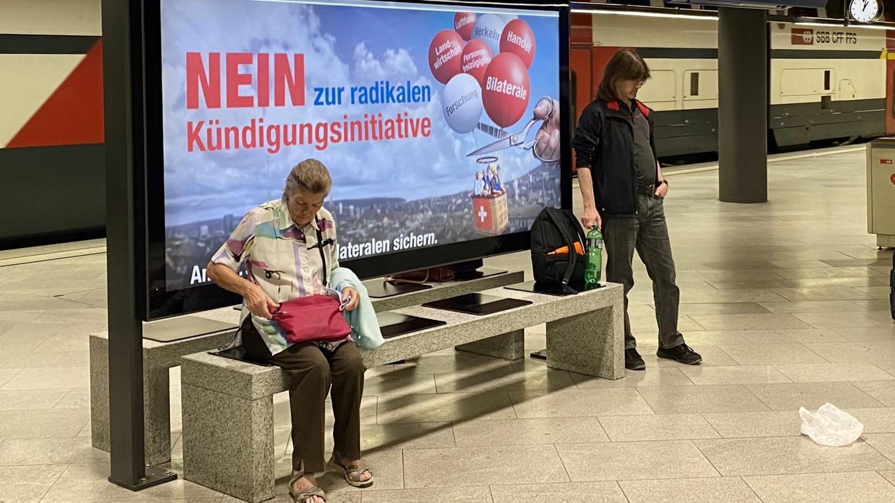 Ein Plakat der Gegner der Schweizer "Initiative für eine maßvolle Zuwanderung" - auch "Begrenzungsinitiative" genannt - am Bahnhof in Zürich
