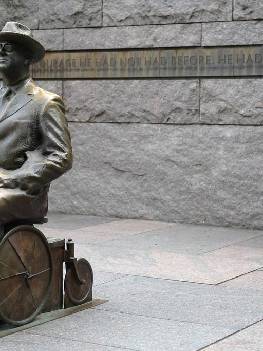 Skulptur von US-Präsident Franklin D. Roosevelt im Rollstuhl sitzend. 