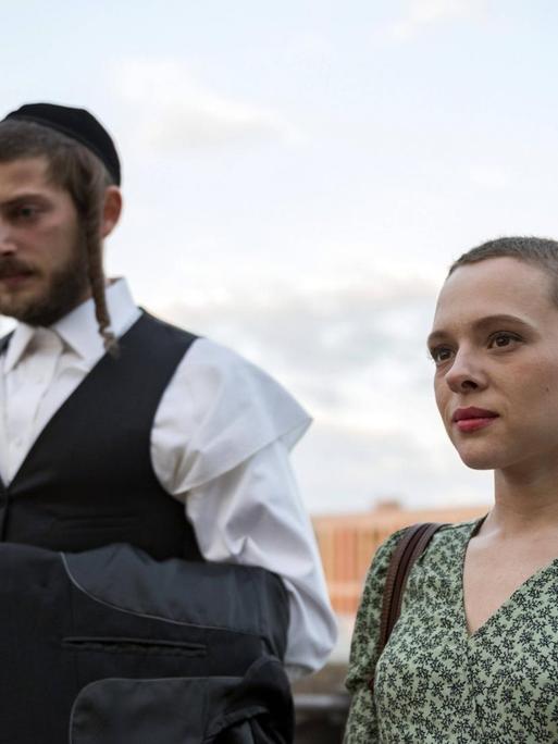UNORTHODOX 2020 mini serie TV creee par Anna Winger et Alexa Karolinski saison 1 episode 4 Jeff Wilbusch Shira Haas. d apres l autobiographie Unorthodox: The Scandalous Rejection of My Hasidic Roots de Deborah Feldman based on the autobiogrphy Unorthodox: The Scandalous Rejection of My Hasidic Roots by Deborah Feldman Anika Molnar - Netflix - Real Film Berlin - Studio Airlift PUBLICATIONxINxGERxSUIxAUTxONLY UNORTHODOX mini serie TV-2020-S1-EP4 02 NUR REDAKTIONELLE NUTZUNG & REDAKTIONELLE BUCHCOVER NUR IM KONTEXT DER FILMBERICHTERSTATTUNG