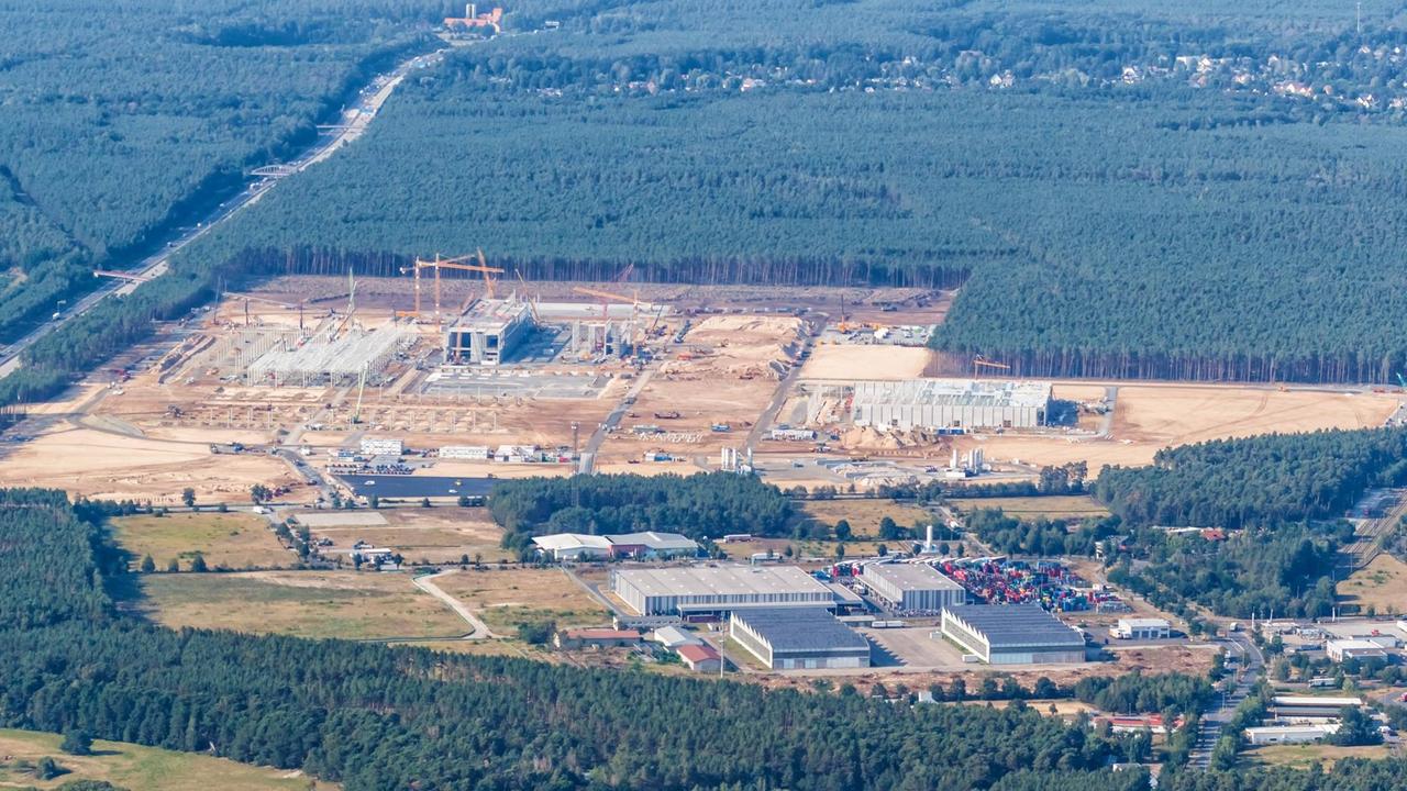 Luftaufnahme der Baustelle für die Tesla Gigafactory in Brandenburg