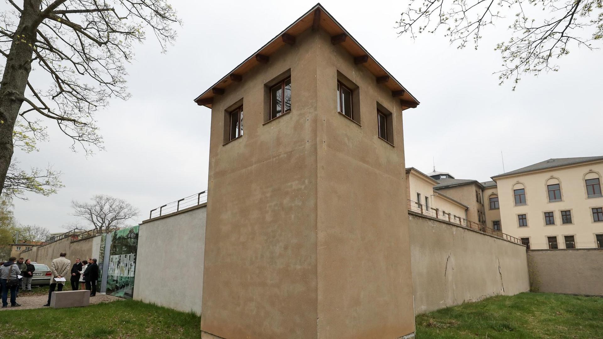 Sachsen, Chemnitz: Die Mauern und ein Wachtum im ehemaligen Kaßberg-Gefängnis. . Sachsen, Chemnitz: Die Mauern und ein Wachtum im ehemaligen Kaßberg-Gefängnis. .