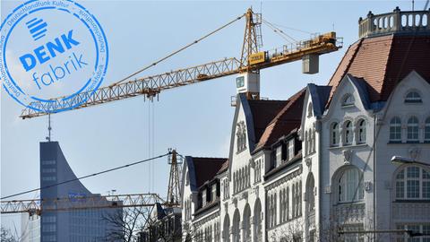 In Leipzig drehen sich die Baukräne. Rechts im Bild die Handwerkskammer zu Leipzig, links das Cityhochhaus.