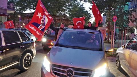 Anhänger des türkischen Präsidenten Erdogan fahren mit Türkeifahnen nach den ersten Hochrechnungen zur türkischen Parlaments- und Präsidentenwahl durch den Hamburger Stadtteil Wilhelmsburg