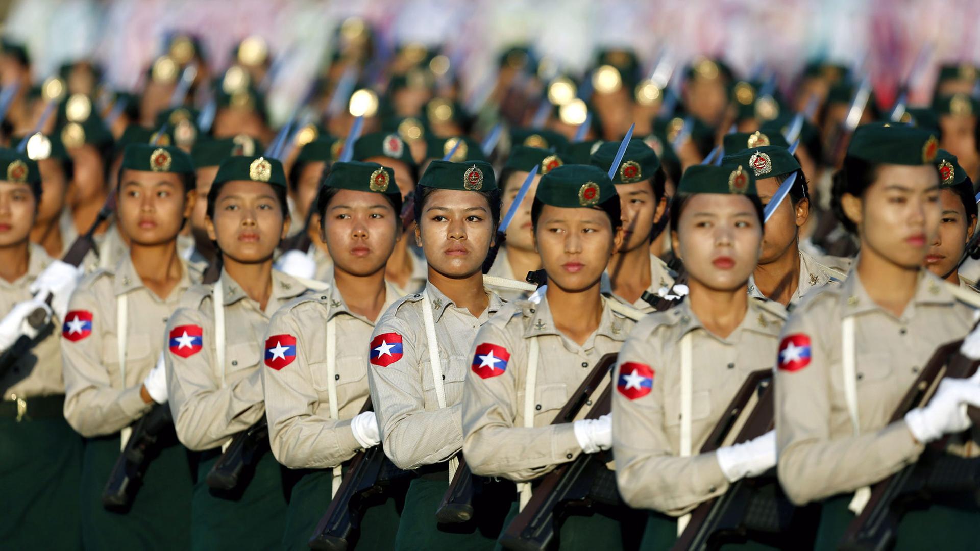 Soldatinnen aus Myanmar bei einer Parade am Unabhängigkeitstag des Landes.