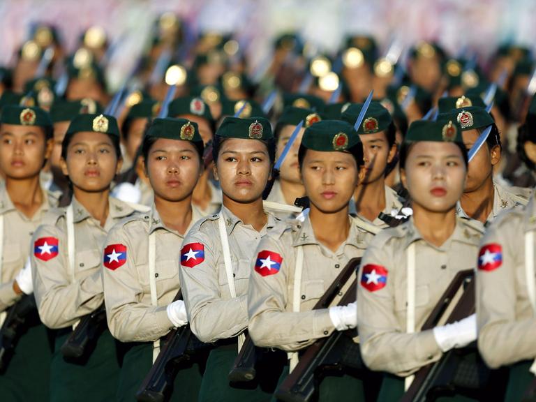 Soldatinnen aus Myanmar bei einer Parade am Unabhängigkeitstag des Landes.