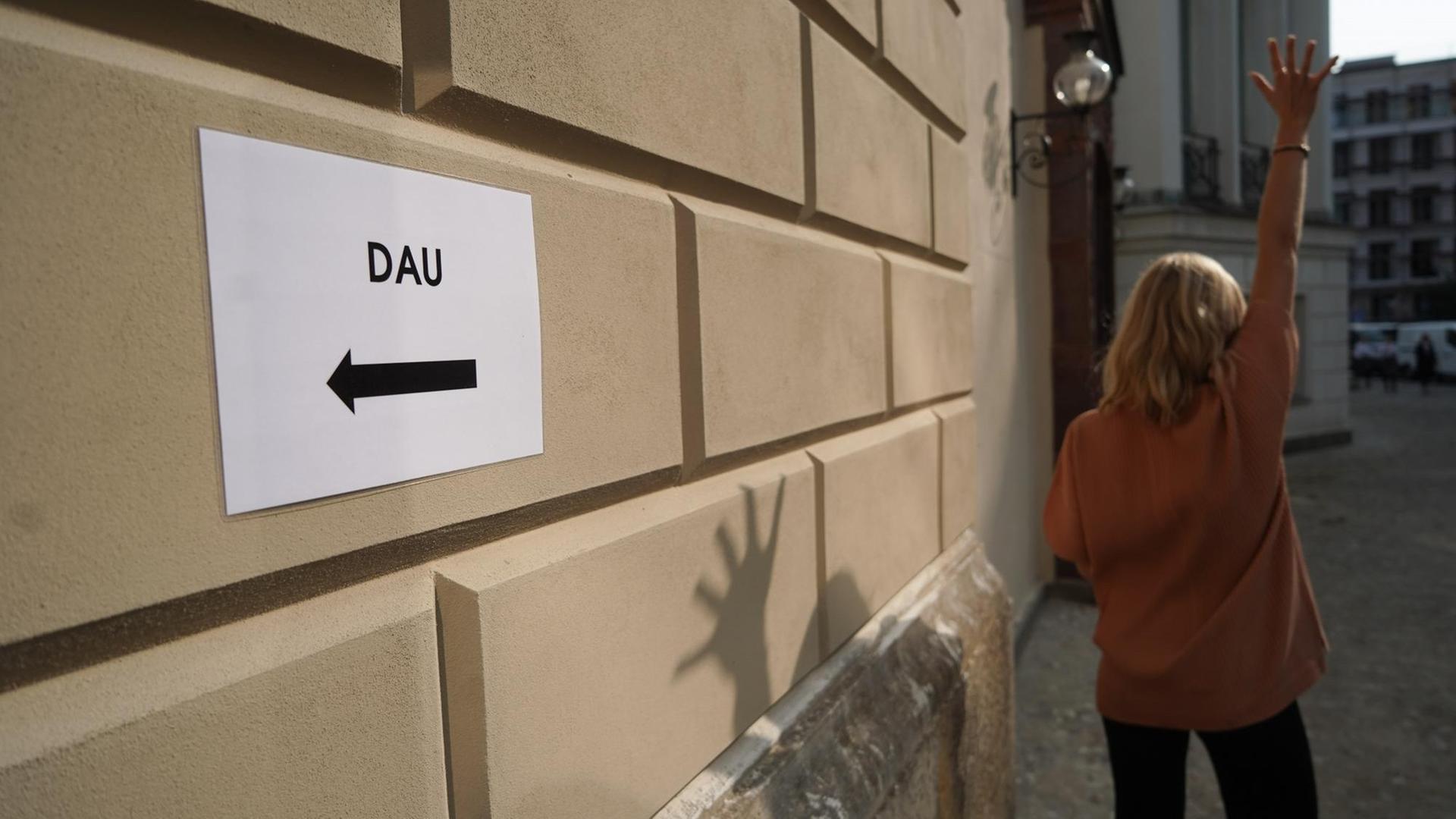 Ein Wegweiser mit der Aufschrift "Dau" führt in den Schinkel Pavillon, wo im Rahmen einer Pressekonferenz das Mauer- und Kunstprojekts "DAU Freiheit" vorgestellt wird.