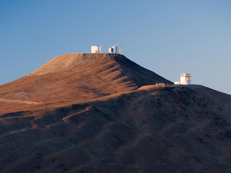Das VST (vorn) auf einem Nebengipfel des Cerro Paranal