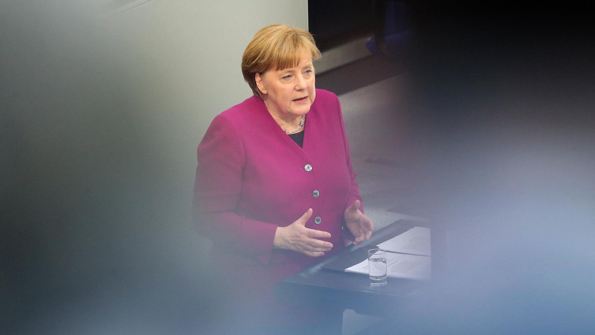 Bundeskanzlerin Angela Merkel (CDU) steht am 21.03.2018 am Rednerpult im Bundestag