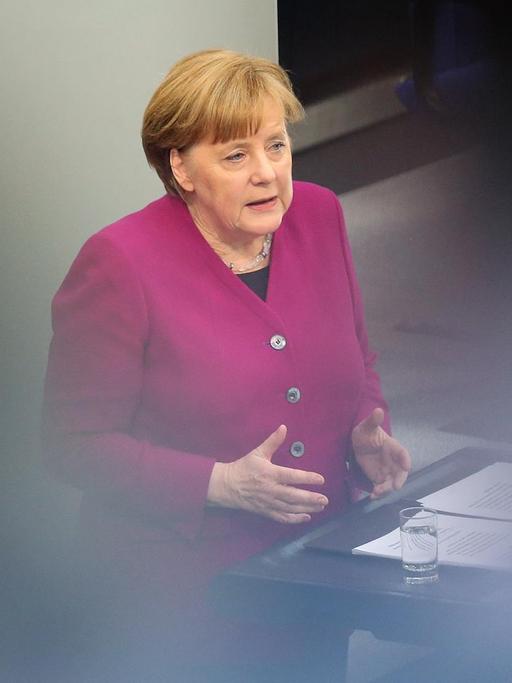 Bundeskanzlerin Angela Merkel (CDU) steht am 21.03.2018 am Rednerpult im Bundestag
