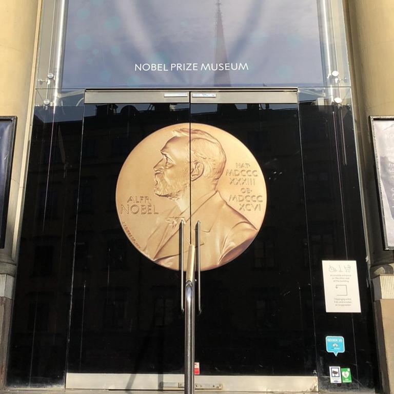 Darstellung einer Nobelpreis-Medaille mit dem Konterfei von Alfred Nobel schmückt die Tür des Nobelpreismuseums.