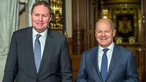Carsten Brosda und Olaf Scholz stehen lächelnd nebeneinander.