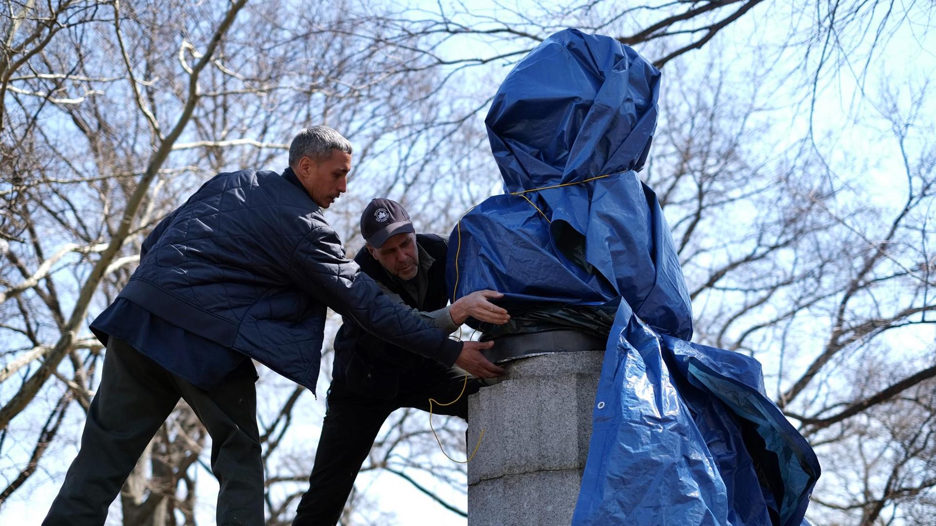 Angestellte der Stadt New York bauen das Denkmal für Snowden wieder ab Angestellte der Stadt New York bauen das Denkmal für Snowden wieder ab