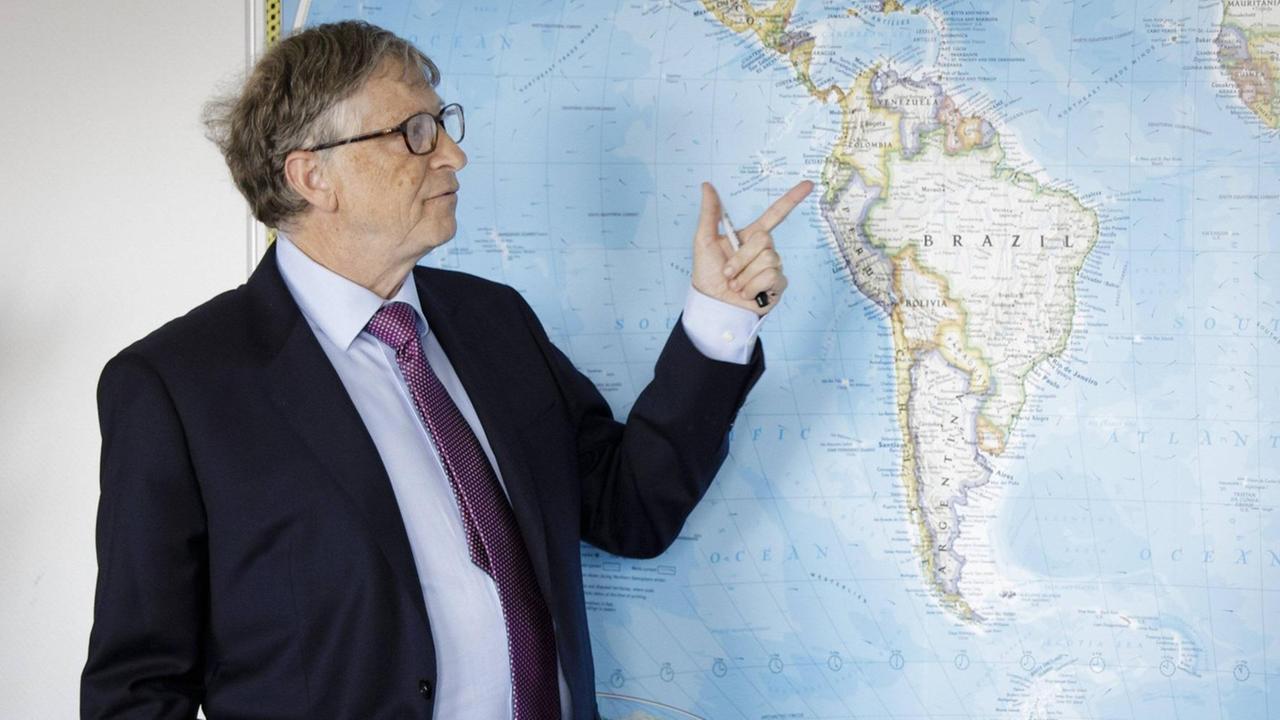 Bill Gates vor einer Karte Südamerikas. Mit dem Finger zeigt er auf Ecuador. Bill Gates vor einer Karte Südamerikas. Mit dem Finger zeigt er auf Ecuador.
