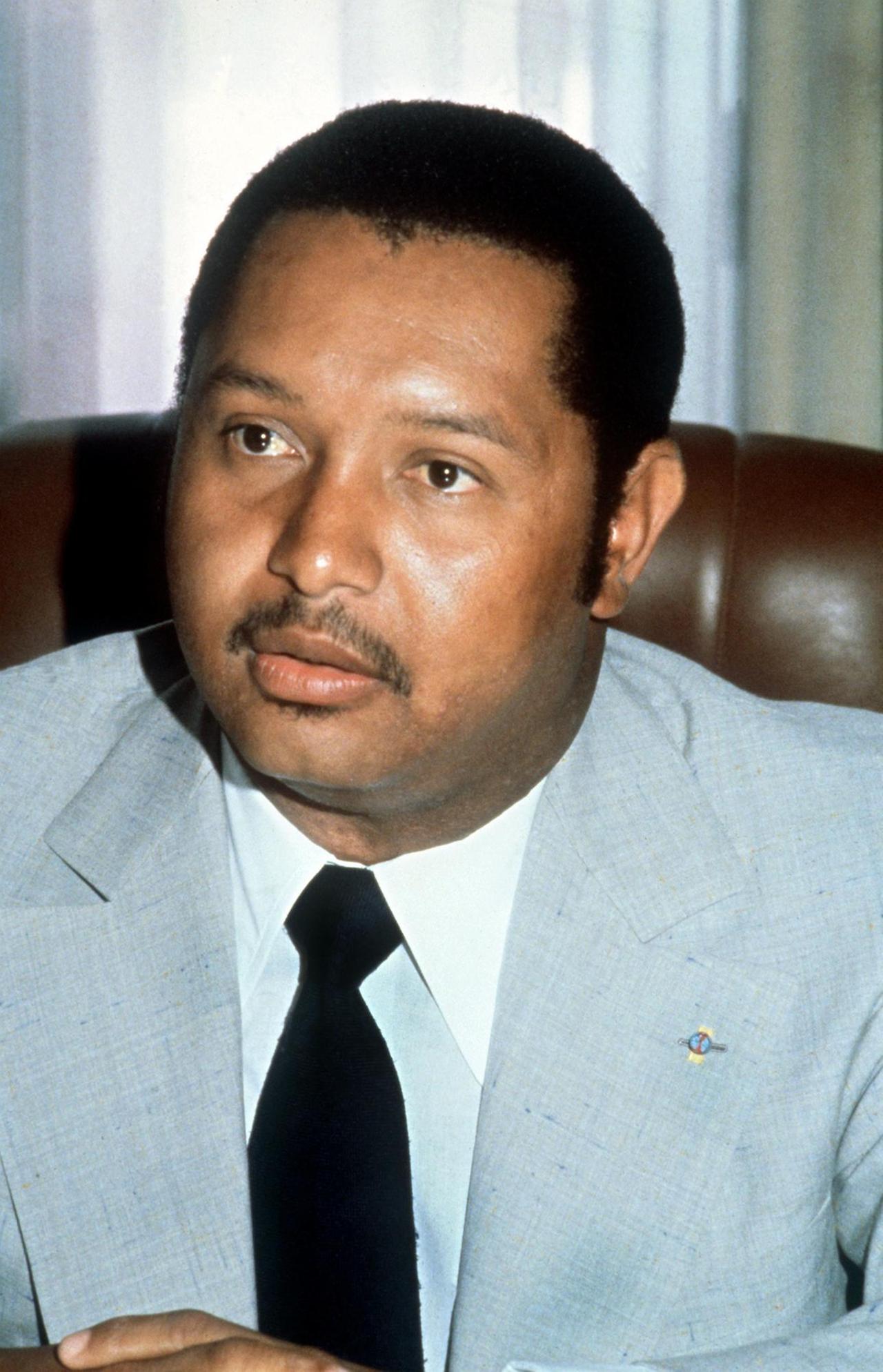 Der haitianische Präsident und Diktator Jean-Claude Duvalier, genannt "Baby Doc", aufgenommen 1982. Jean-Claude Duvalier trat 19-jährig im April 1971 die Nachfolge seines Vaters  Francois Duvalier an, der sich 1964 zum Präsidenten auf Lebenszeit erklärt hatte. Nach schweren, zum Teil blutigen Unruhen und anhaltenden Streiks verließ "Baby Doc" am 7. Februar 1986 das Land und ging nach Frankreich. |