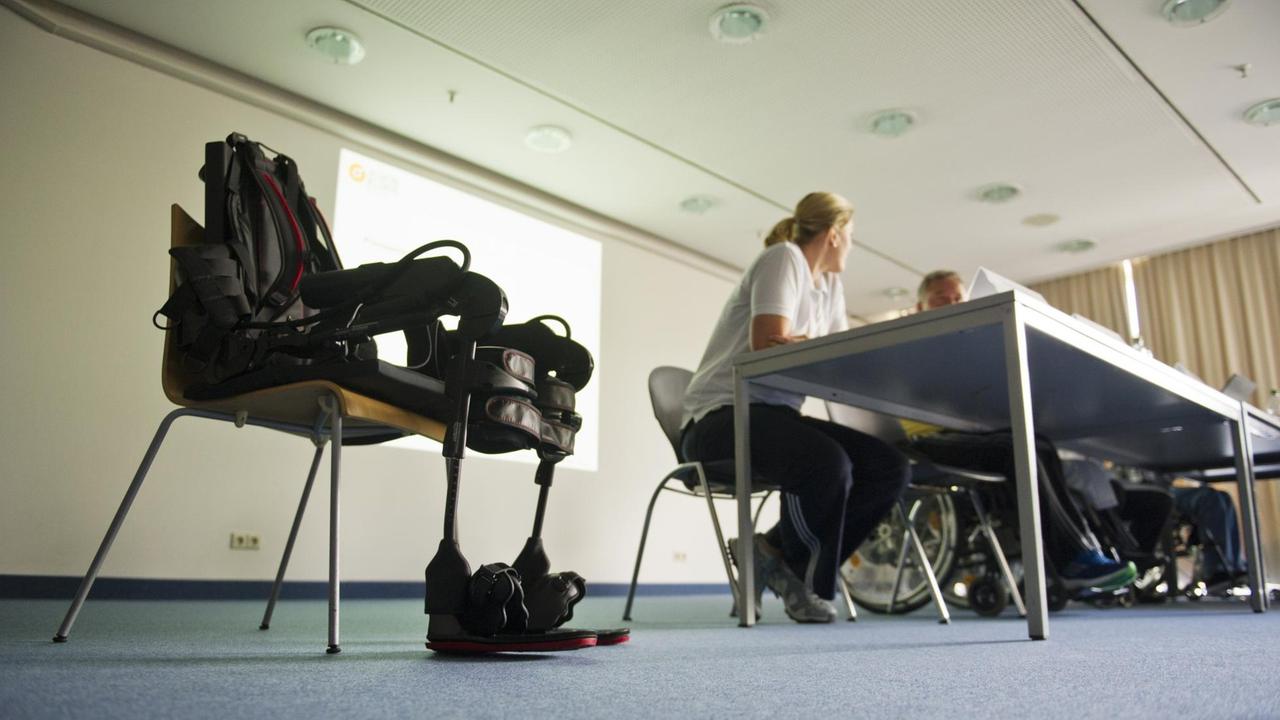 Der anziehbare, intelligente Gangroboter Ekso steht in der Schön-Klinik in Bad Aibling, aufgenommen bei einem Pressegespräch im Jahr 2013