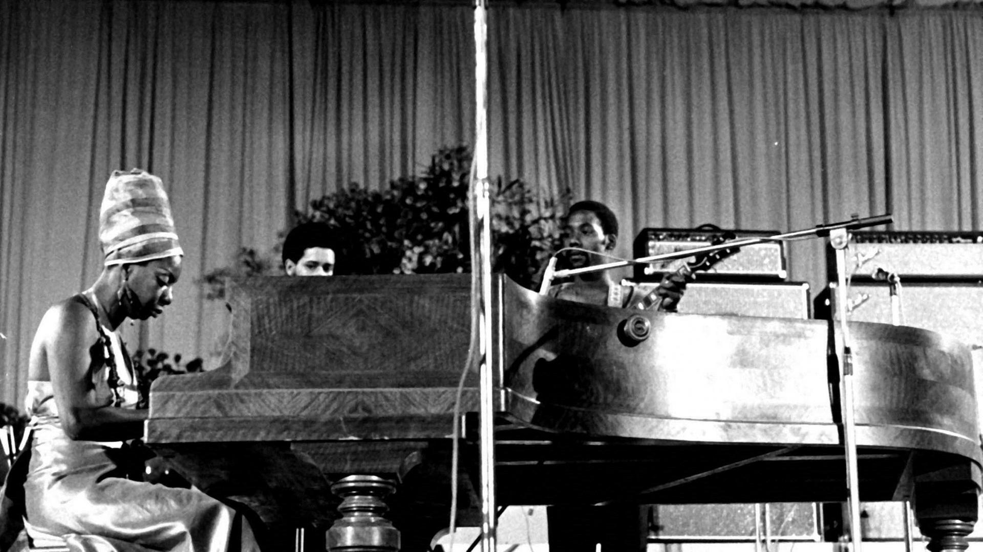 Nina Simone am Flügel sitzend während eines Konzerts
