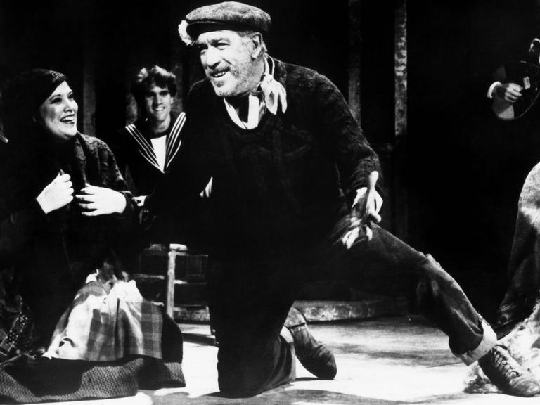 Anthony Quinn in einer Filmszene aus dem griechischen Spielfilm Alexis Zorbas aka. Zorba the Greek von 1964. Regie führte Michael Cacoyannis.